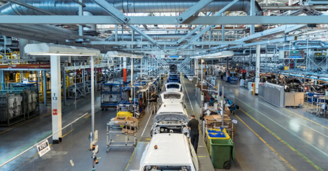 CatchTelecom's tweet photo. Without the right tools in place, it's difficult for #manufacturers to manage the silos between locations, offices &amp; production teams. Read how manufacturers can optimize the customer journey from a single cloud #communications platform. #contactcenter #CX https://t.co/e1Zsy7g16s https://t.co/Q0PbVPDHvD