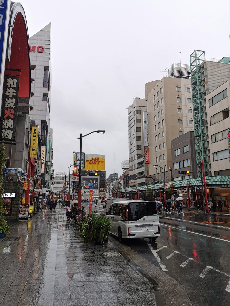 雨の日都会の喧騒は一時停止ボタンを押しました