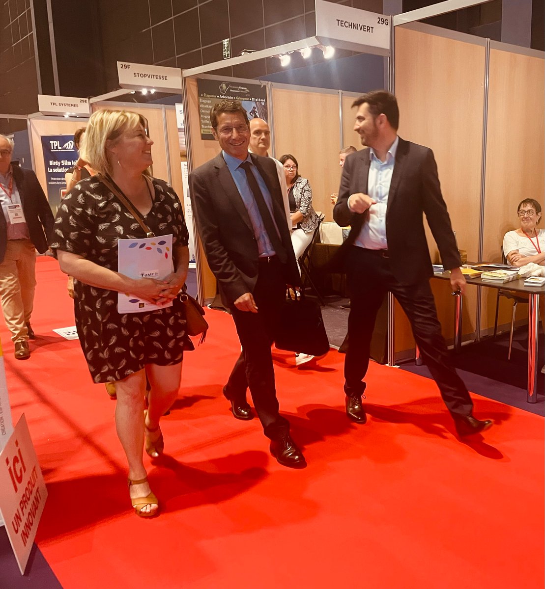 SalonAchatP's tweet photo. Mr David Lisnard, Maires de #Cannes et président de l’#AMF nous fait l’honneur de sa présence sur le salon. Rdv à l’AG des Maires qui est en cours…
#salondesmaires #angouleme #maire https://t.co/nISjmNXUDs