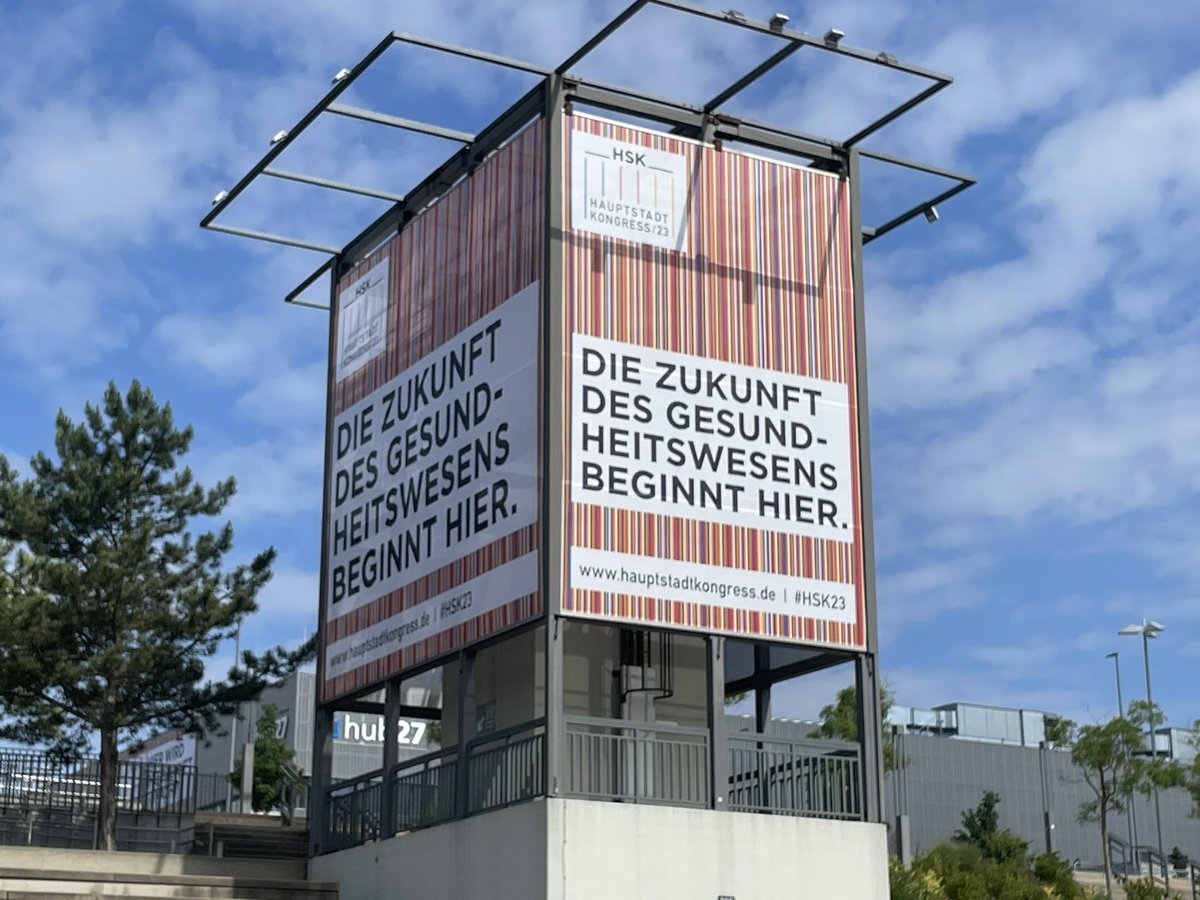 BindseilDr's tweet photo. Ich wette der #HSK2023 in Berlin bricht alle Rekorde. Proppenvolle Halle und Superprogramm. Eröffnung mit @CzyIna @SenWGP und Karl Einhäupl. Wir @HealthCapitalBB freuen uns auf drei großartige Tage https://t.co/NBXCFD3FiK