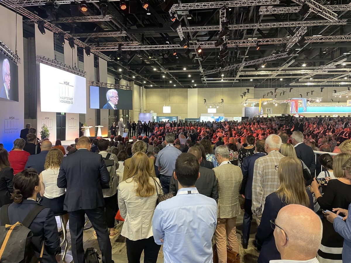 Ich wette der #HSK2023 in Berlin bricht alle Rekorde. Proppenvolle Halle und Superprogramm. Eröffnung mit @CzyIna <a href="/SenWGP/">Senatsverwaltung WGP</a> und Karl Einhäupl. Wir <a href="/HealthCapitalBB/">HealthCapital Berlin-Brandenburg</a> freuen uns auf drei großartige Tage