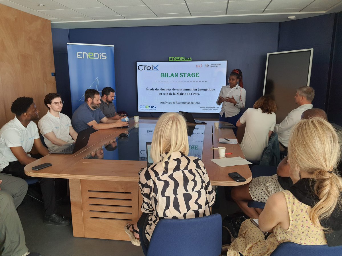 🧑‍🎓Odette, Jean-Yves et Gaetan, étudiants spécialistes des données à <a href="/univ_lille/">Université de Lille</a> présentent les pistes d'économies⚡️ pour #Croix, #Bondues et la #MEL, analysées pendant leur #stage au sein des collectivités. Un partenariat à l'initiative d'<a href="/Enedis/">Enedis</a> pour la #SobriétéEnergétique #EMS
