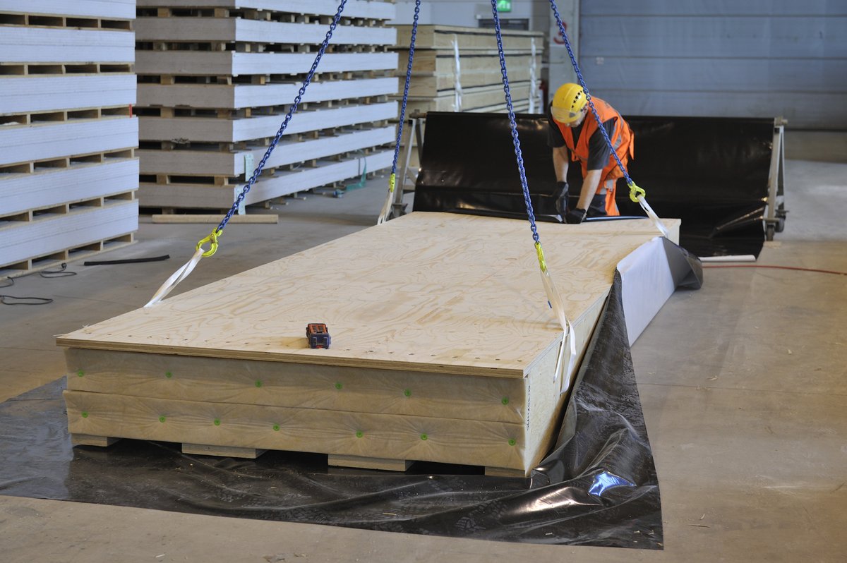 🪵 Bouwen met hout wordt steeds populairder. Een van de voornaamste redenen van de populariteit is omdat hout een milieuvriendelijk bouwmateriaal is: hout slaat immers CO2 op.

Hoe werkt dat dan?
ow.ly/TuEf50OHmMv

Foto: Metsa Wood
#PEFC #Hout #BouwenMetHout #Houtbouw #CO2