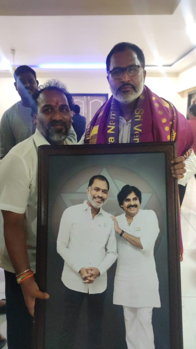 teamkotte's tweet photo. జనసేనాని కి తోడుగా, 
పార్టీ కార్యక్రమాల కు మూల స్తంభం లా , 
ఎక్కడ ఏ ప్రోగ్రామ్ జరిగినా అక్కడికి కుటుంబాన్ని సైతం పక్కన పెట్టీ
 ఎండ , వాన , గాలి , దుమ్ము అవేవీ అనుకోకుండా రేయింబవళ్ళు కార్యక్రమం విజయం కోసం ,
@KotteVenkatesw3 @KSSRaoJSP @JanaSenaParty https://t.co/hPg5seREqr