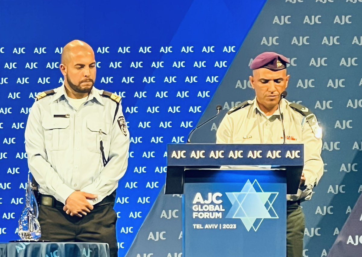 DrElioAdler's tweet photo. Die arabisch-muslimische Familie Sawaed aus dem Norden Israels hat 18 (!) ihrer Söhne verloren. Entführt und ermordet von der Hisbollah, erstochen von Palästinensern. 
„We are living here as equal citizens - equal in every aspect…it is our duty to take part in the defense of
1/x https://t.co/Oh5t1yg27R