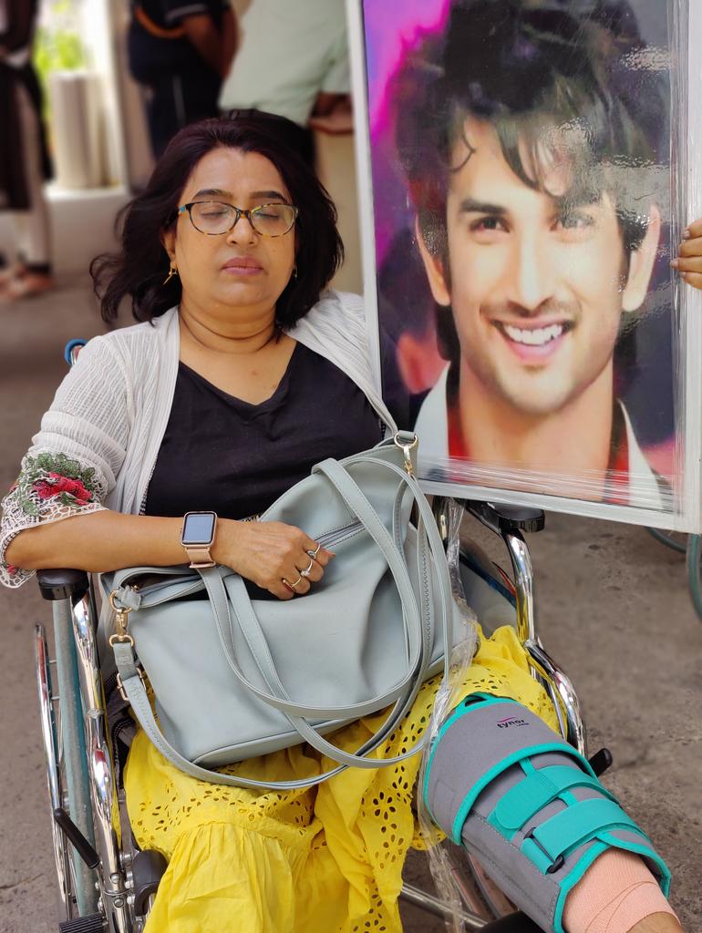 itsdevanie's tweet photo. Though I fallen on 8th June but Surprisingly my Doctor #ThomasChandy chosen the date 14th June to admit for my Knee Surgery. @itsSSR always Connects me. 
#MotherSonBonding

#JusticeForSushantSinghRajput
#Justice4SSR 
#WithoutSushantNoBollywood https://t.co/U4wTeACzET