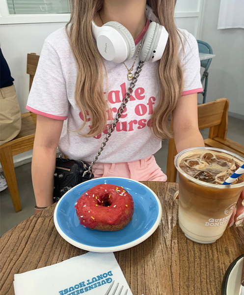 nugu_official's tweet photo. [Celume] mayu in KOREA🇰🇷✈

#Celume のかわいい新作と共に韓国ソウルでのホットスポットをチェック☑💟

ちなみにここは、地���鉄3,6号線ヤクス駅近くにある퀸즈베리 도넛 하우스(queens berry donut house)というドーナツ屋さん🍩💞店内も外観もドーナツもすべてかわいい💖

#韓国カフェ https://t.co/SYwrb1kY5a