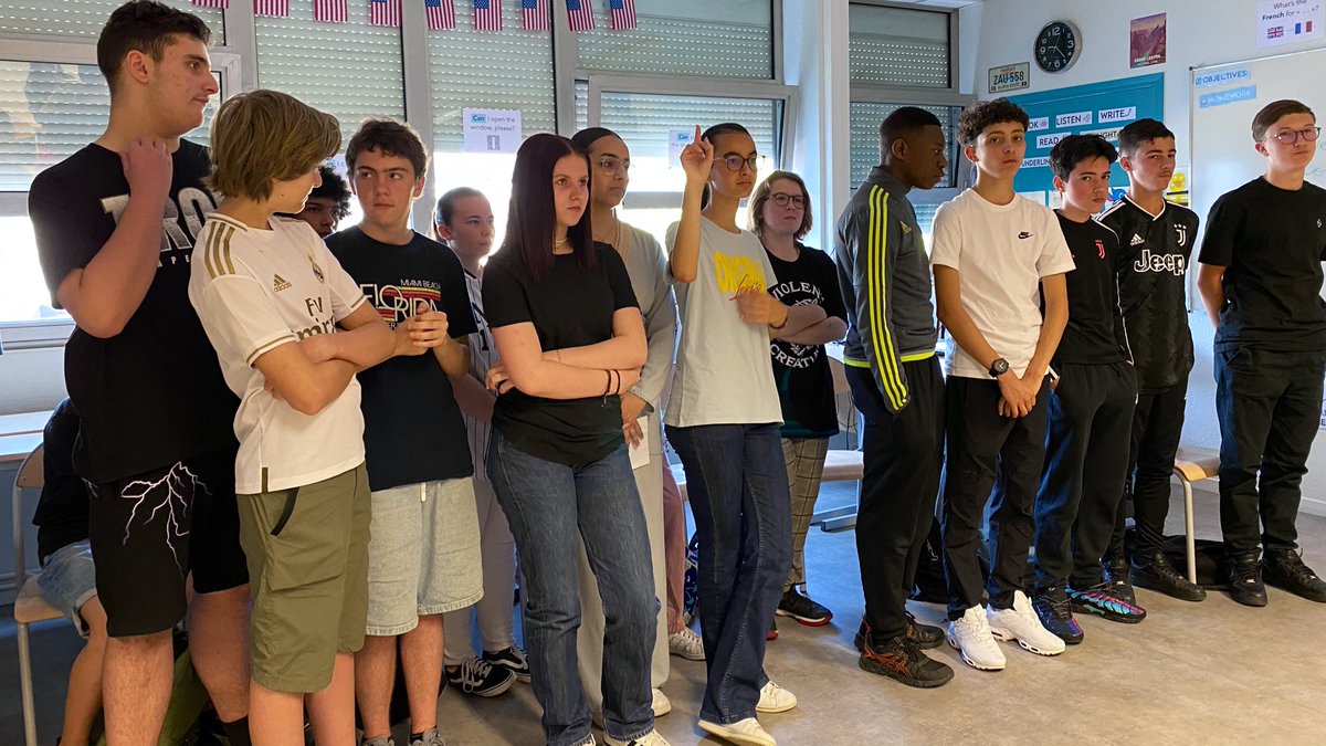 AcAmiens's tweet photo. 1h de sensibilisation « harcèlement et réseaux sociaux » dans tous les collèges de France du 12 au 16 juin, comme ici à Jules Michelet à Beauvais, où @MullerRaphal4 a rappelé les bons réflexes aux élèves.
➡️ #HarcelementScolaire, priorité absolue de la rentrée 2023 https://t.co/EDQmdykEdZ
