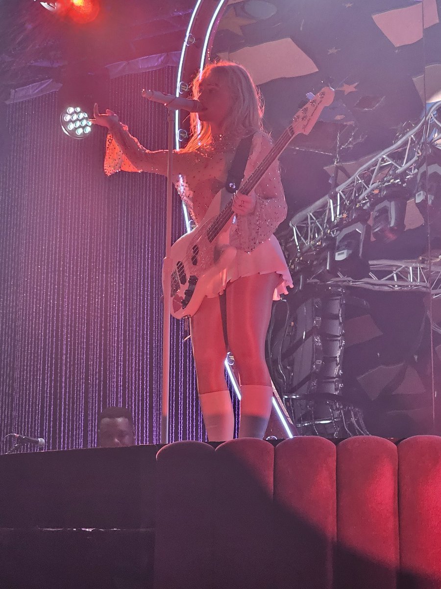 sonheida's tweet photo. a few of my fave photos i got from last night at sabrina carpenter glasgow i love her so much 🥰 https://t.co/ynig5JWzra
