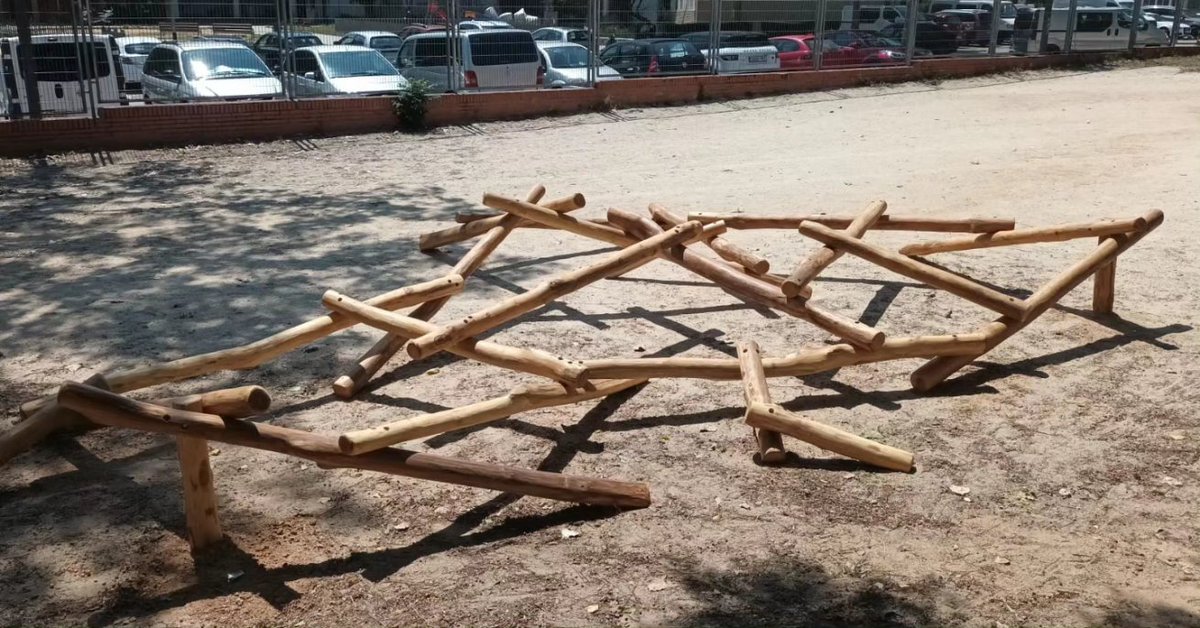 GeckoWalls's tweet photo. Haciendo de los #patios de nuestras #escuelas espacios más habitables con nuestras estructuras de #madera para #equilibrio y sube / baja.😊🏫🤸‍♂️
Escola Las Seguidillas 

#badiadelvalles #juegos #transformacion #Escola #Escuela #colegio https://t.co/HhfmhFFntu