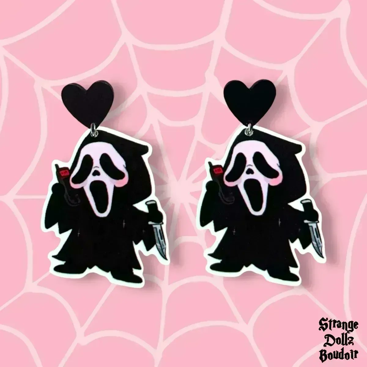StrangeDollz's tweet image. 🔪🖤 What’s your favorite horror movie? These beautiful #Ghostface earrings are available in our shop strange-dollz-boudoir.myshopify.com +You can also safely add them to your #Thronewishlist as we are a #Thronepartnerstore 👑🎁 #twitch #twitchtv #vtuber #gothic #screamVI  #ghostface