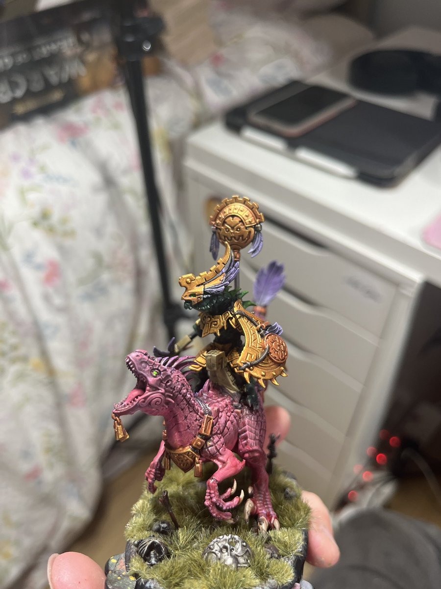 LucyFoxie's tweet image. Did a little painting~ 
Some Dino on Dino action 

#vtuber #VTuberUprising #warhammer #WarhammerCommunity #art #painting #paintingminiatures #dinosaur #skill