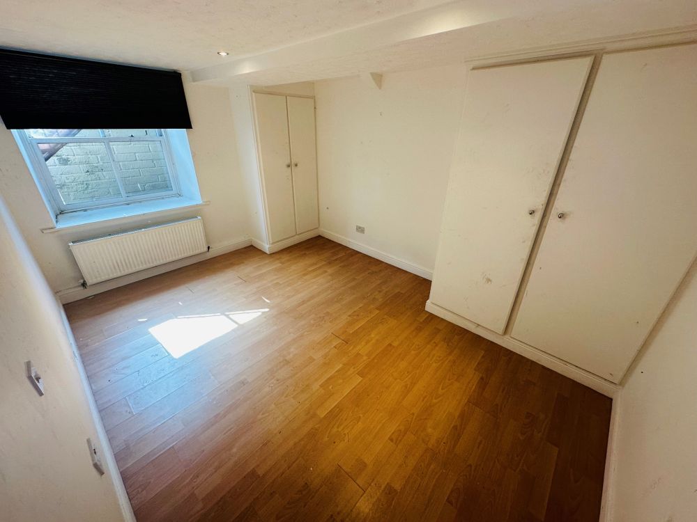 NEW TRADITIONAL AUCTION LOT - GUIDE PRICE; £35,000
- CALLING LANDLORDS/INVESTORS
- VACANT TOWN CENTRE APARTMENT
- GENEROUS OPEN PLAN LOUNGE/KITCHEN
- TWO AMPLE DOUBLE BEDS
- SHOWER ROOM/W.C
- IDEAL BUY TO LET OPPORTUNITY
sharpesauctions.co.uk/.../flat-4-4-l…
#propertyauction