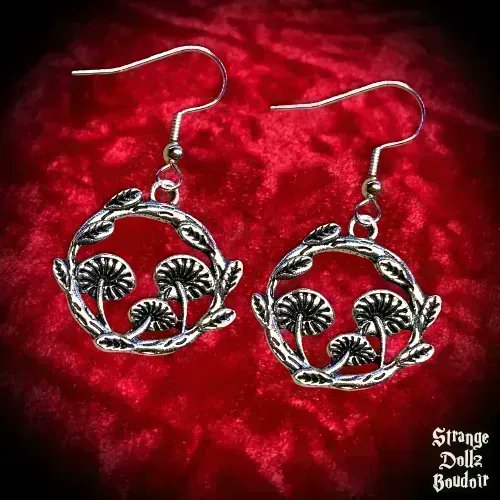StrangeDollz's tweet image. 🍄 How cute ! These delicate #mushroom earrings are available in our shop : strange-dollz-boudoir.myshopify.com + You can safely add them to your #Thronewishlist as we are a #ThronePartnerStore 👑🎁 #lunarmoth #moonphase #twitch #twitchtv #vtuber #fairycore