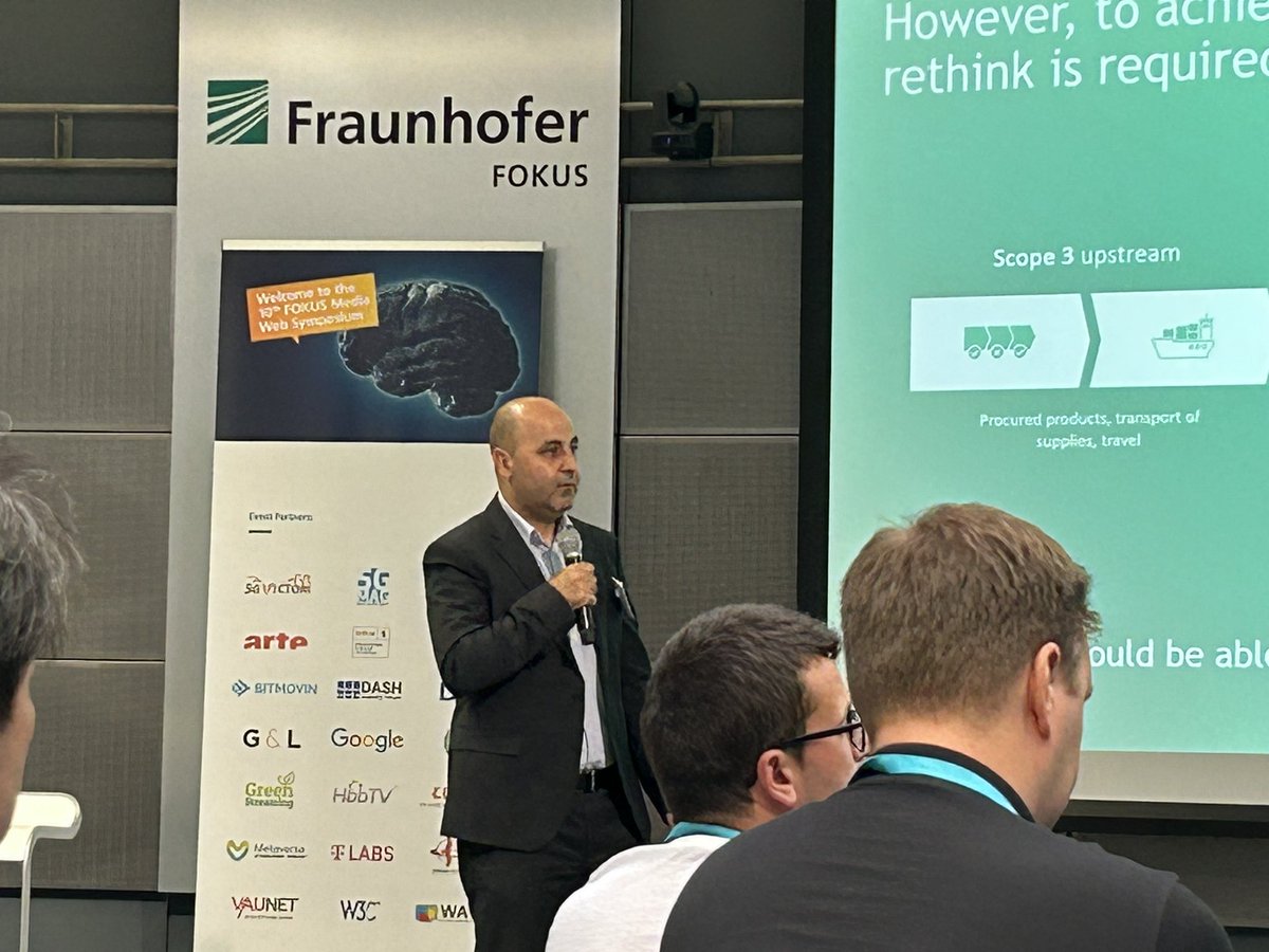 The session leader <a href="/lbassbouss/">Louay Bassbouss</a> initiates session 1 of #FOKUSMWS on the subject of „#Media meets #Metaverse“ with presentations by Regina Umbach <a href="/Meta/">Meta</a>, Sebastian Klöß <a href="/Bitkom/">Bitkom</a> and <a href="/tilmanbuchner/">Dr. Tilman Buchner</a> @bcg. Very exciting insights and outlooks!