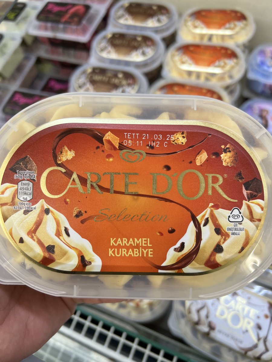 Dondurma değil,
Bitkisel yağlı sütlü buz!
Bu ürünlerin hiçbirinde dondurma yazmıyor... Çünkü değil!
İçeriğinde yüksek oranda şeker, bitkisel yağ ve katkı maddesi bulunan bu ürünler düşük oranda süt içerikleri sebebiyle dondurma kategorisine giremiyor.
#NeYediğiniziBilin