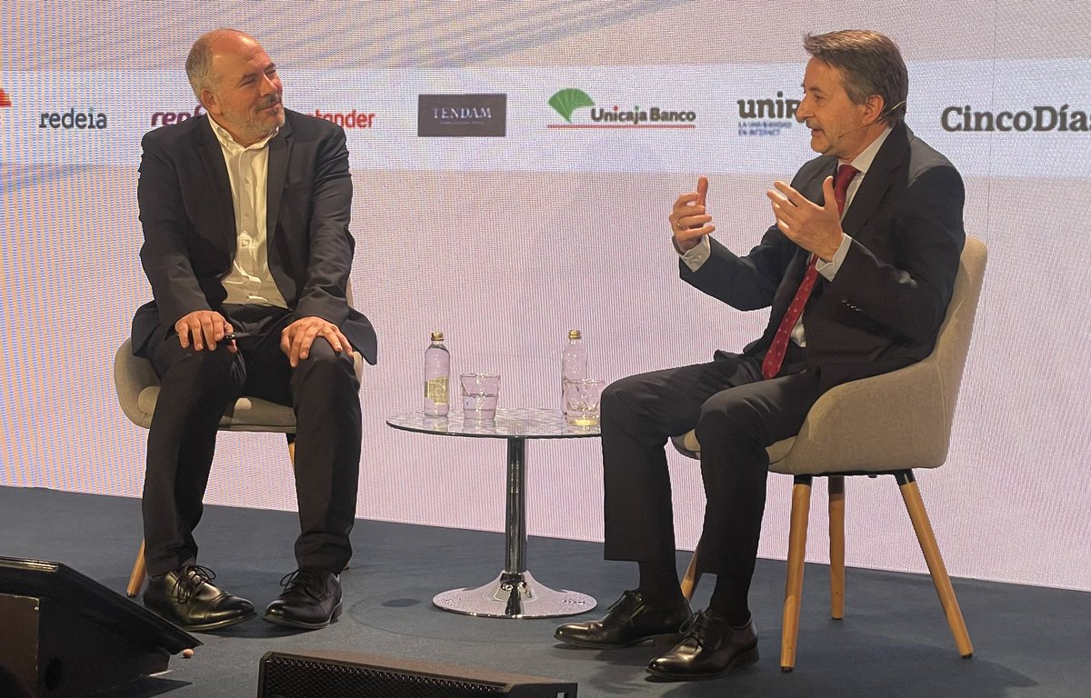 Interesante diálogo de Josu Jon Imaz (Repsol) con @m__jimenez en el #Aniversario5D En España nos hemos olvidado de la industria, que genera empleos estables y, en general, bien remunerados. El objetivo es descarbonizar, sí, pero sin mantras ni sesgos ideológicos. Con #Tecnología