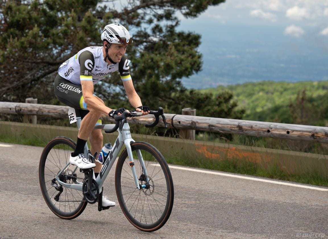 victorpunxona's tweet photo. Hace 2 años estuve por 1a vez en @MontVentouxDC 🇫🇷 de la mano de @EHETeam, y ayer volvimos para dar lo mejor de nosotros en una Cima Mítica del ciclismo. Son momentos y recuerdos que no olvidaremos, y que nos alimentan día a día!! Próxima parada campeonato de España🇪🇸!!! 🚴💨 https://t.co/5dsuDQP0Df