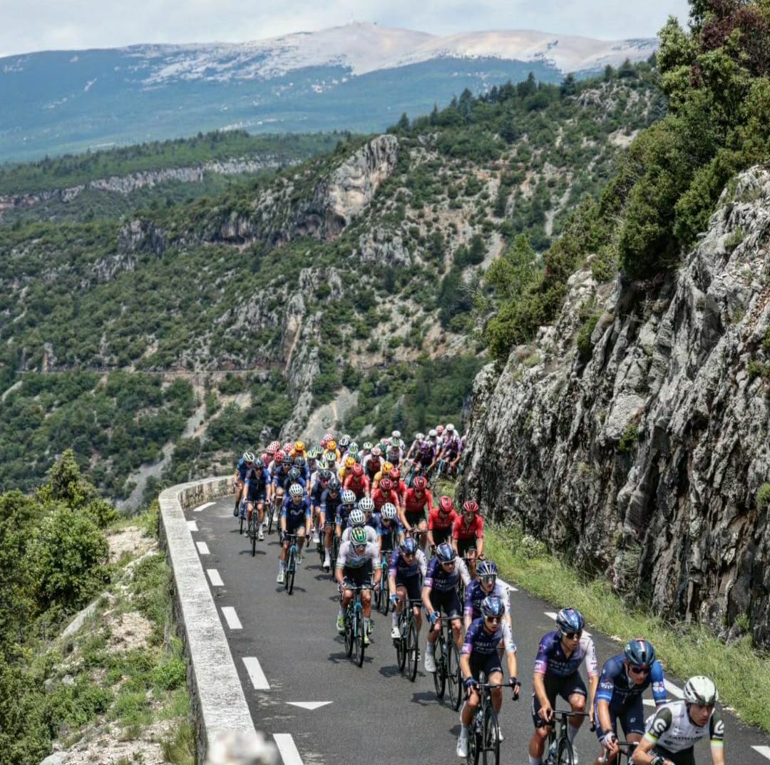 victorpunxona's tweet photo. Hace 2 años estuve por 1a vez en @MontVentouxDC 🇫🇷 de la mano de @EHETeam, y ayer volvimos para dar lo mejor de nosotros en una Cima Mítica del ciclismo. Son momentos y recuerdos que no olvidaremos, y que nos alimentan día a día!! Próxima parada campeonato de España🇪🇸!!! 🚴💨 https://t.co/5dsuDQP0Df