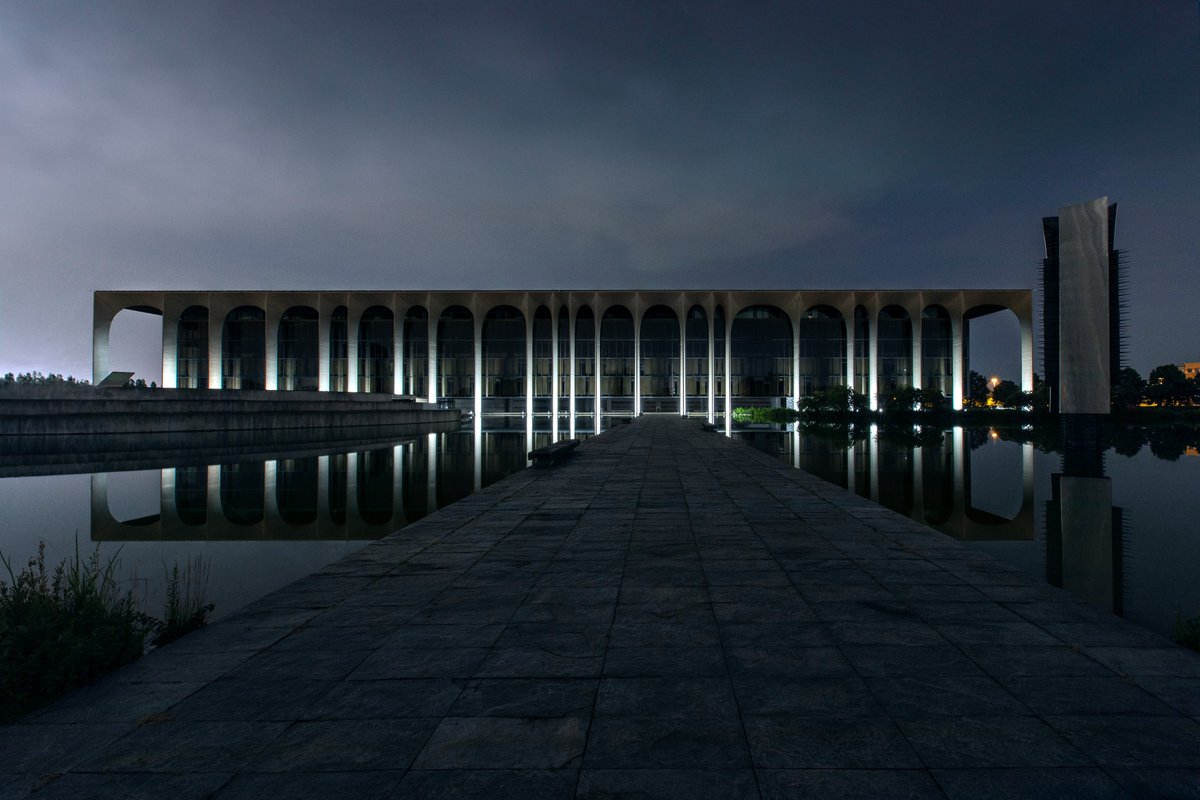 Vogliamo esprimere la nostra partecipazione e vicinanza al Presidente Marina Berlusconi rappresentando - attraverso un segno visibile e altre iniziative - il profondo vuoto lasciato dalla scomparsa del papà Silvio, figura fondamentale nella nostra storia.

gruppomondadori.it/media/news-com…