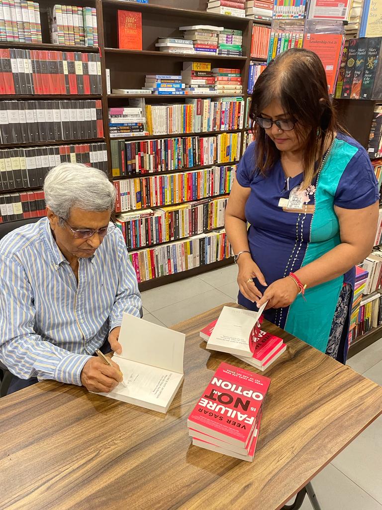 BloomsburyIndia's tweet image. Author @veersagar signed copies of his book #FailureIsNotAnOption at @Bahrisons_books in Kolkata Go ahead and get your hands on a signed copy!
