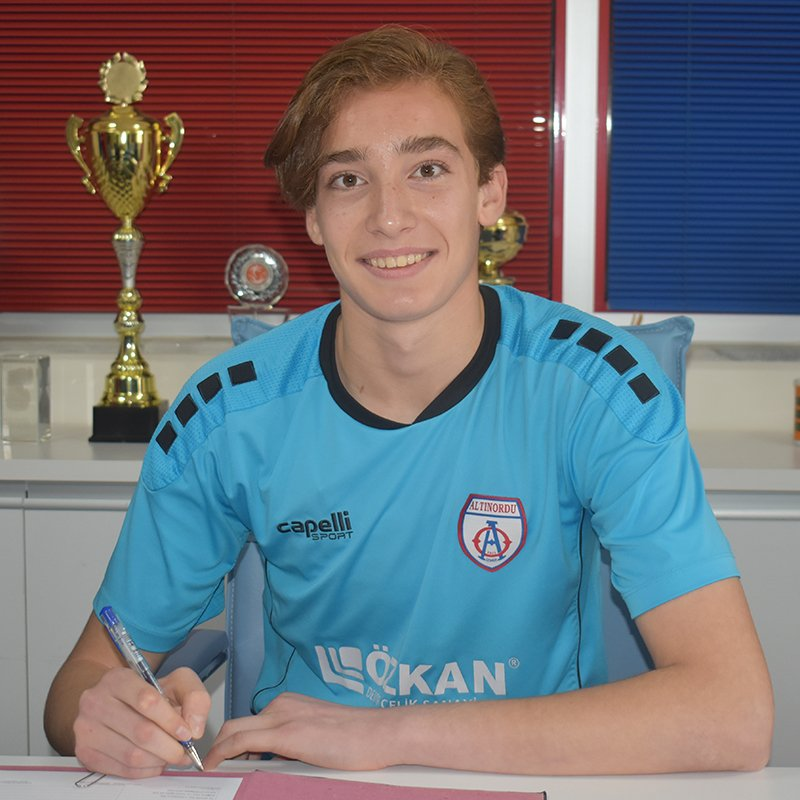 Trabzonspor'un Altınordu'dan kadrosuna kattığı Onuralp Çevikkan'ın maliyeti belli oldu. 17 yaşındaki Milli kaleci için 700 bin Euro bonservis ve sonraki satıştan %25 pay karşılığında anlaşmaya varıldığı öğrenildi. Geleceğin yıldız adayı olarak gösterilen Onuralp ile Hoffenheim