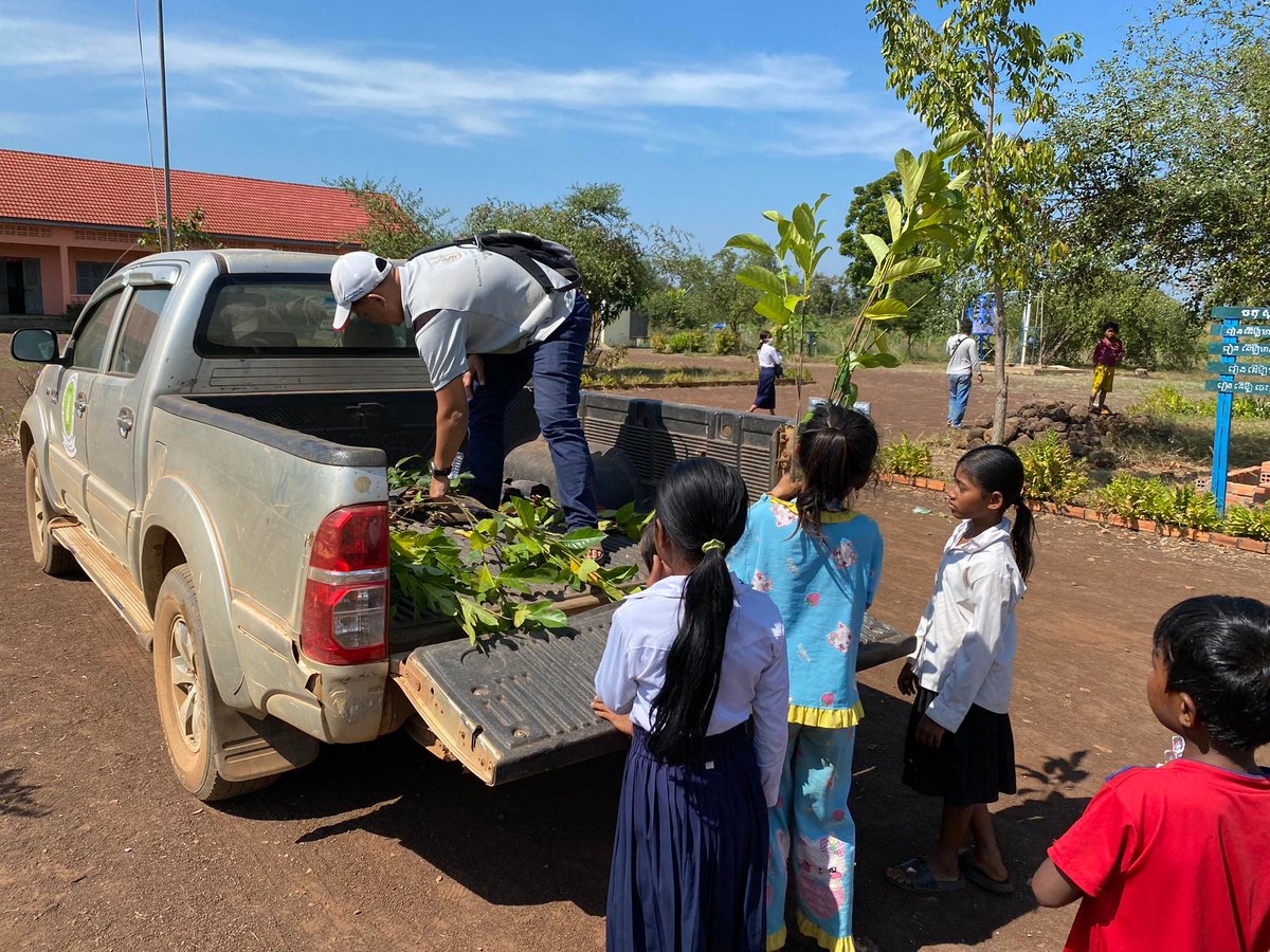 FireWomanJo1's tweet image. Plant a Tree of Love for your Dad this father's Day!
2 steps - £10 payment and tell Jo the Tag message.
We will send photo and location tag 🌱🌿🐝

justgiving.com/fundraising/tr…

facebook.com/groups/5524784…

#TreesofLove 💚
#Plantingtrees
#fruittreesaplings 
#SiemReap
#Cambodia 
#NGO