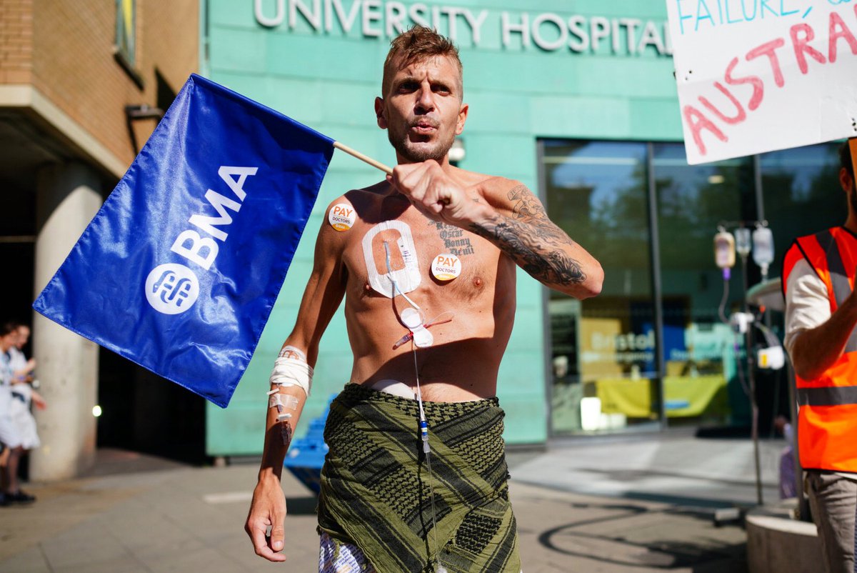 I was quite moved to witness a brave patient join the <a href="/TheBMA/">The BMA</a> picket line at Bristol Royal Infirmary standing alongside striking <a href="/NHSuk/">NHS</a> staff

When patients like Luke want to show their support for striking doctors, surely something is just not right?

#NHS #Doctors #Strikes