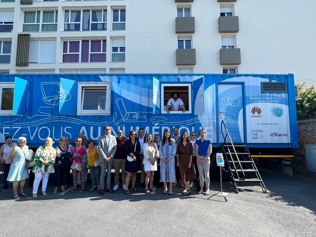 🚌 The France #DigiTruck has begun its 3rd week in Reims at the magnificent Place Drouet d'Erlon!

🙌 Thank you #VilledeReims for enabling us to provide free training in #DigiSkills for people who need it most 

📍 Next and last stop: Forbach!

👉 tinyurl.com/29p86ahc…
