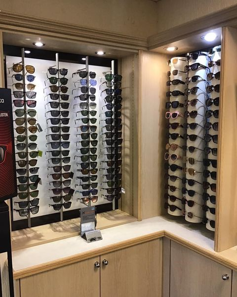 WOpticians's tweet photo. The perfect Fathers day gift does exist…
Treat dad to a gorgeous new pair of sunglass frames, we have so many to choose from including top designer names such as, Ray Ban, Oakley, Tom Ford, Persol, Hugo Boss and more. 

Call into the practice to view our extensive range https://t.co/opxBIveUfb