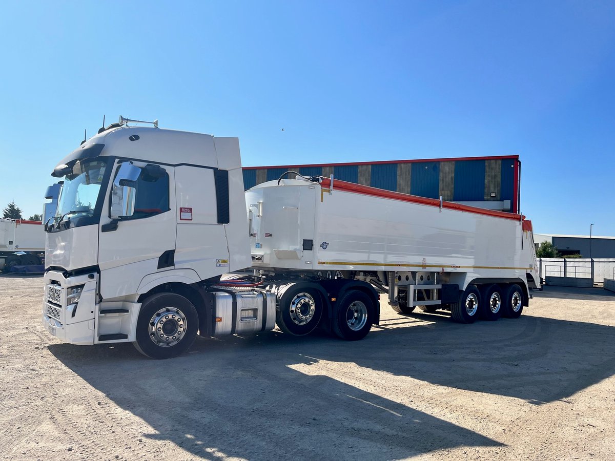 titantrailersuk's tweet image. Gorgeous morning on Teesside to handover 2 Titan Aggregate Walking Floor Trailers to Orbit Transport, Thanks very much for your business.
#orbittransport #titantrailers #keithwalkingfloor #dawbarnandsons 
@Dawbarn_Sons