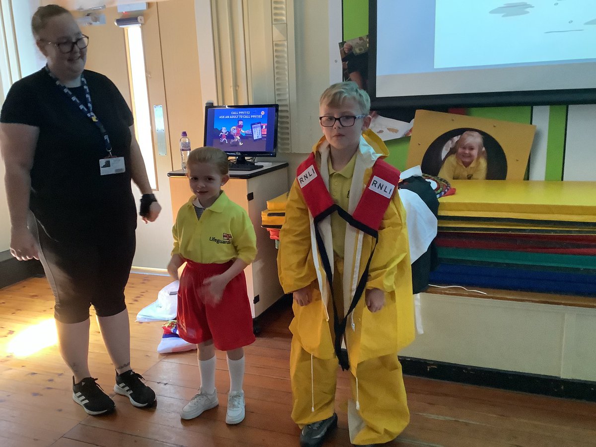 💦 🏖️ ☀️ 
Key Stage 1️⃣ listened to an important assembly delivered by Lauren from @RNLI @RNLILiverpool about water safety ahead of their visits to New Brighton Beach & Crosby Beach this half-term.
🌲@PinehurstP @FirTreeClass @MissMcBride20 @MissKelly01 #ExperienceExcelEnjoy🌲