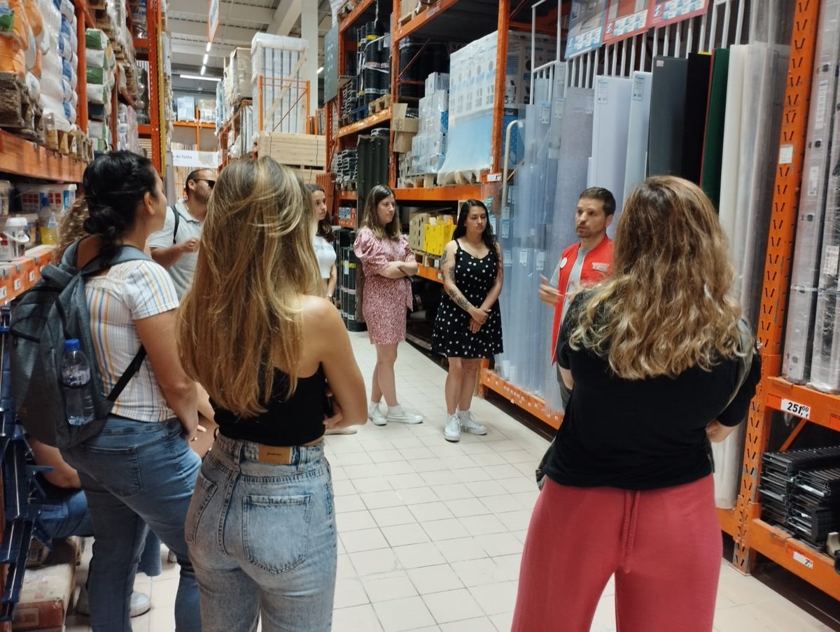 IDFOGirona's tweet photo. Alumnes del certificat de professionalitat, 💯% subvencionat per @ocupaciocat d'Activitats de gestió #administrativa de #Girona van fer una visita a @BAUHAUS_es per aprofundir en conceptes com control de #stock, #inventaris, #facturació, #comandes. Moltes gràcies per l'acollida. https://t.co/80biow6yYt