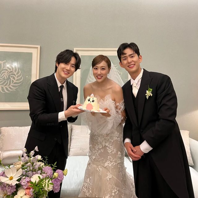 Ya bu insanlar düğünlerine nasıl exo üyelerini getiriyorlar ben düğünümde bir exo üyesi görsem evlenmekten vazgeçerim