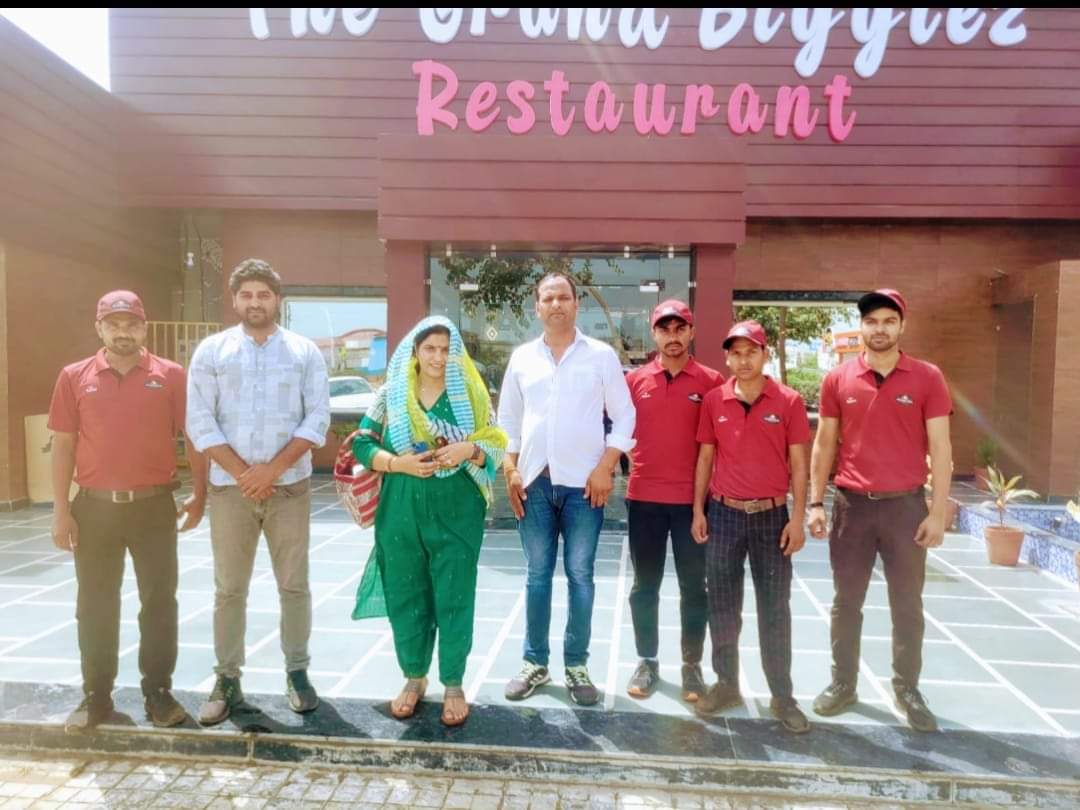 VijayCh69676957's tweet photo. आदरणीया Sunita Balyan भाभी जी का #the_grand_biggeez_Restaurant पर औचक आगमन food quality and management को मिले #Five_star🎖️🎖️🎖️🎖️🎖️
बहुत बहुत धन्यवाद भाभी 💐💐
#NH58_कांकरखेड़ा_बाईपास_मेरठ⛳️⛳️ https://t.co/rnC22eECcE