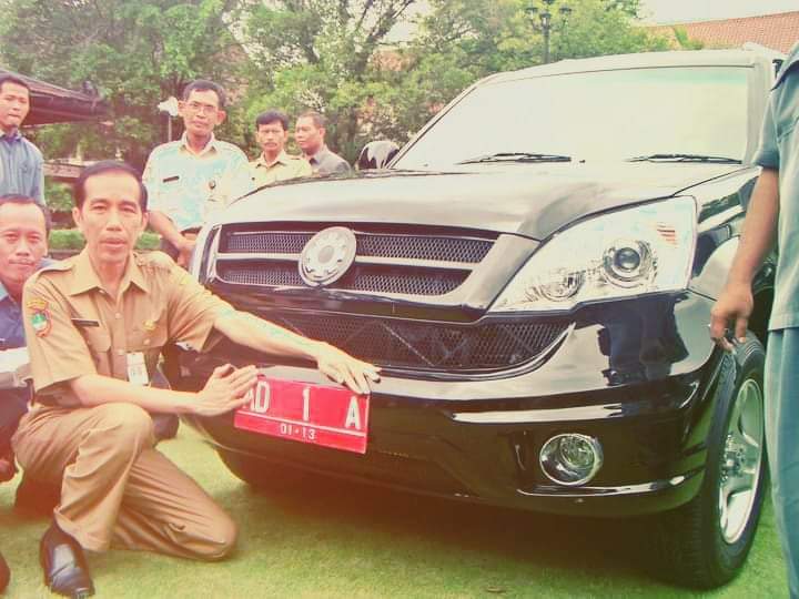 Masih ingat foto ini? Ya, disinilah sebagian besar rakyat Indonesia terbuai.. sekaligus awal dari petaka bangsa ini

Drs. Joko Widodo