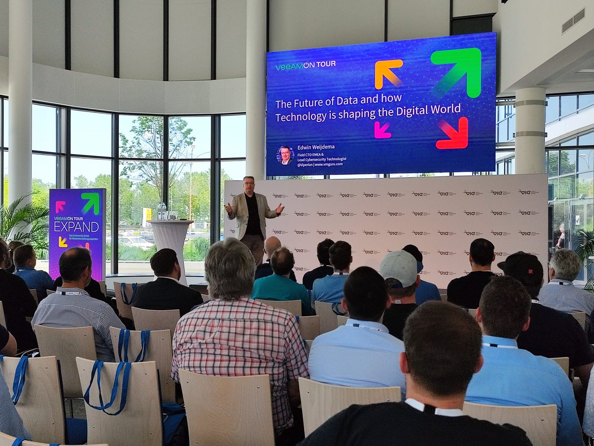 Wow, die Luft bei #VeeamONTour ist spannungsgeladen! Nachdem wir uns in unserer Networking-Pause erholt haben, können wir es jetzt krachen lassen. Denn jetzt heißen wir <a href="/Viperian/">Viperian 🇺🇦🇨🇦🇲🇽🇳🇱</a> willkommen! Er spricht über die Zukunft der Daten und wie Technologie die digitale Welt formt.