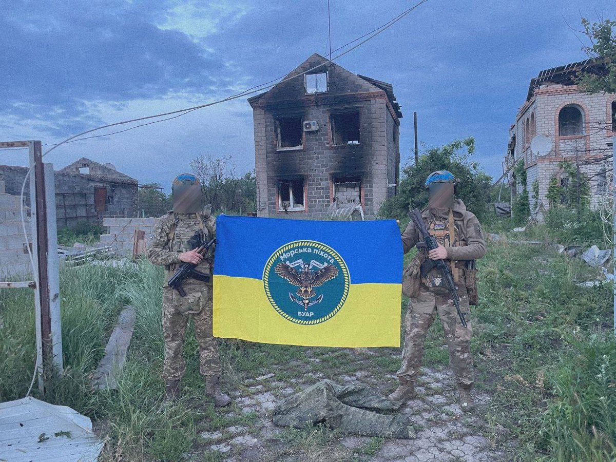 EuromaidanPress's tweet photo. Ukrainian marines in liberated Storozheve, Donetsk Oblast.

The 35th Marine Brigade announced the liberation of the town on June 12.
📷https://t.co/epUBg2Tg3E https://t.co/L0B3HtFcqi