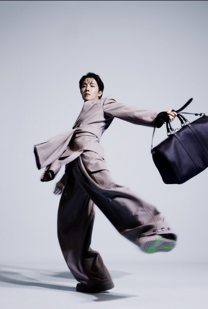 ttkborahae's tweet photo. #JUNG_HOSEOK
#JHOPExLOUIS_VUITTON
#JHOPE_FASHION_KING 
#JHOPEMVP_OF_FASHION
#JHOPExLouisVuitton 
#jhope #제이홉 #정호석
💜💜💜💜💜💜💜 https://t.co/u3z67GgR2c