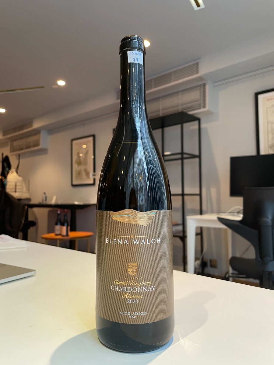 We've been tasting Italian wines in our Hong Kong office, including bottles from Trentino-Alto Adige. This full-bodied @ElenaWalch #Chardonnay Alto Adige Vigna Castel Ringberg Riserva 2020 has rich and persistent notes of lemon curd and apple crumble.