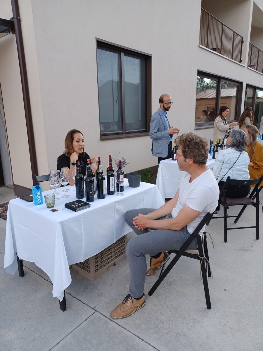 Nuestros invitados también han podido participar en un wine walk, en el que han podido hablar con los elaboradores de <a href="/Matarromera/">Matarromera</a>, <a href="/BodegasNabal/">Bodegas Nabal</a>, #VinosdeRauda, <a href="/GarciaCarrionES/">Vinos y Cavas de García Carrión</a>, <a href="/Tr3smano/">Bodega Tr3smano</a> y <a href="/vinosarmentero/">bodegasarmentero</a>.