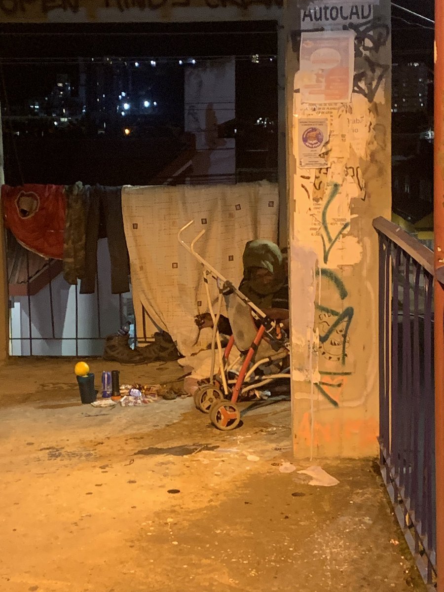 nestorabarreram's tweet photo. S.O.S Alguna entidad de protección social de Tunja o el Departamento que haga algo por esta señora . Lleva varios días en el Puente de Santa Inés, el frío y condiciones higiénicas son terribles.@PoliciaMTunja https://t.co/lfeLOvbHHX