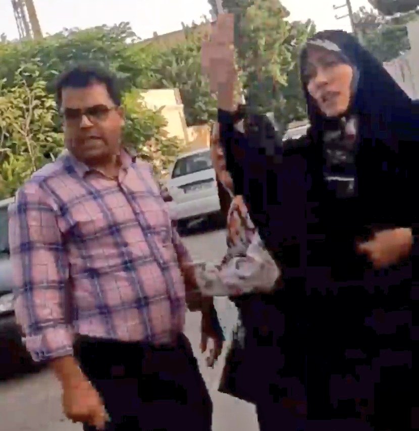 توی ورامین این پیرزن و بچه‌هاش به دخترا سر بی‌حجابی میگن جنده.
لطفا به بزرگترا احترام بذارید و به این پیرسگ جاکش توهین نکنید
#مهسا_امینی