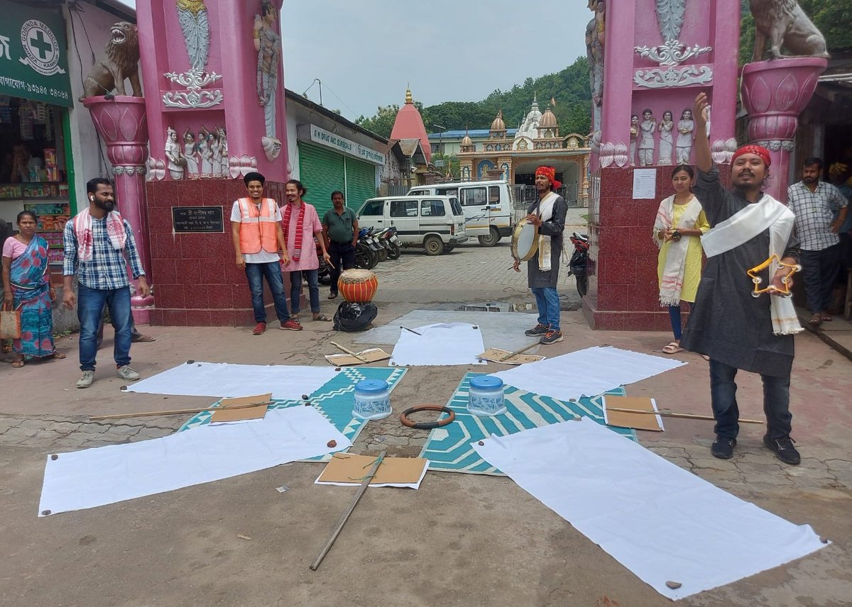 ‘सड़क सुरक्षा के नियमों का हमेशा पालन करें’ 

NHIDCL द्वारा उसके क्षेत्रीय कार्यालय - असम के पर्यवेक्षण और विशेष सहयोग से आज गुवाहाटी  में 'सड़क सुरक्षा' के विषय पर एक हिंदी नुक्कड़ नाटक 'पहिया' का सफलता पूर्वक मंचन किया गया।
#NHIDCL #Assam #RoadSafety #DriveSafely #TrafficRules