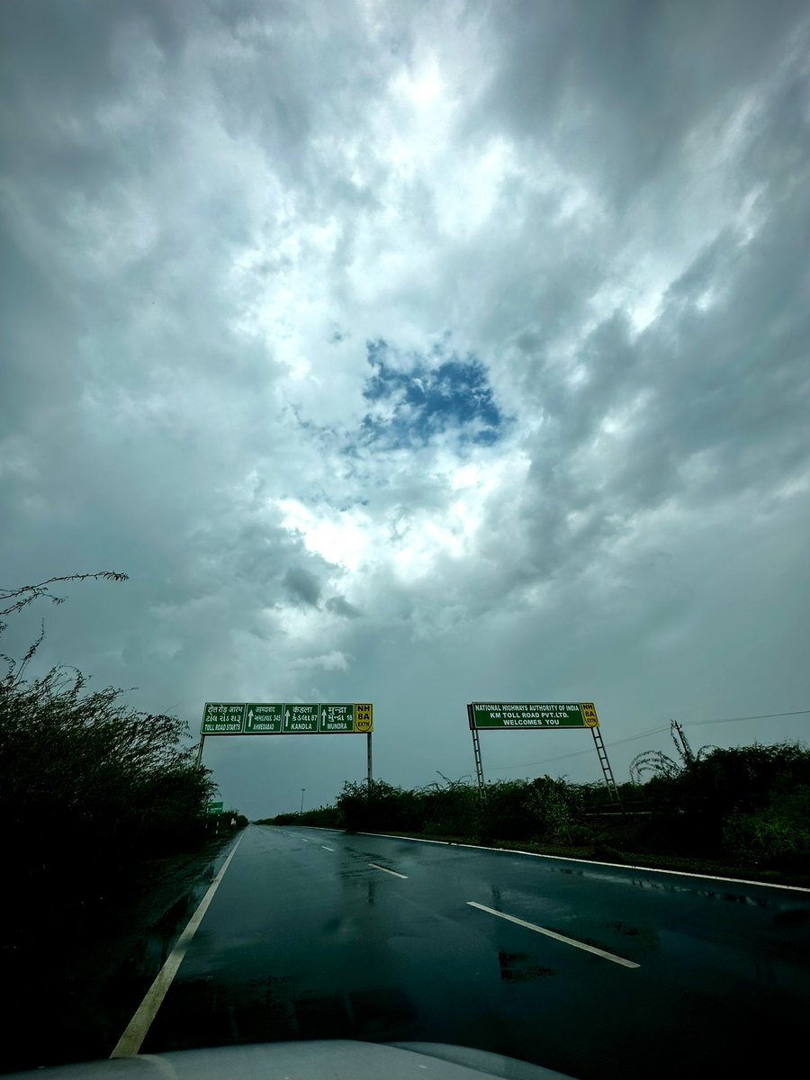 GuptaJi_Journo's tweet photo. #ColoursOfSky #Desalpar #Kutch #Gujarat
#BBC
#BiparjoyUpdate https://t.co/75hnfvJKKr