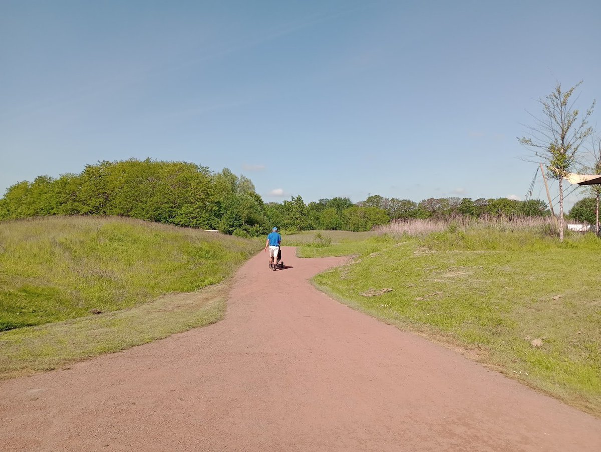 WandelFietspad's tweet photo. Vind je het te warm om te wandelen? 🚶🥵 Probeer dan een andere ondergrond! 😉
Asfalt en beton houden veel warmte vast tijdens zonnige dagen. Kies daarom voor een halfverharde of onverharde ondergrond.🥾 Ook fijn voor de hond! 🐾
#wandelenfietspaden #hittestress #viervoeter https://t.co/zYKvTlbBSZ