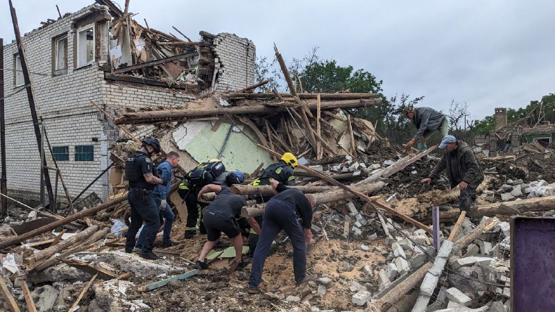 ukrainewar24's tweet photo. ⚡️ 2 person rescued from the rubble after #Russian missile strike in Kramatorsk.
#Ukraine #Russia #UkraineRussiaWar https://t.co/JtbvVnCQSz