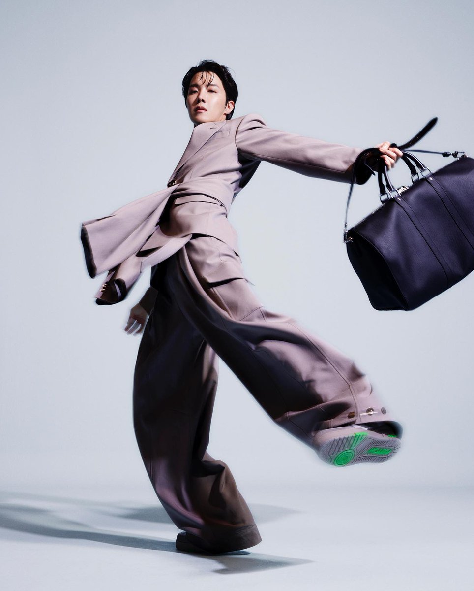 horlysope's tweet photo. #JHOPE para a nova campanha de bolsas da Louis Vuitton:

Descrevendo o BTS como “ícones pop do século 21”, Vuitton disse em fevereiro passado que J-Hope “traz seu charme e estilo único para este emocionante novo capítulo da marca. https://t.co/q0kC0dNoyn