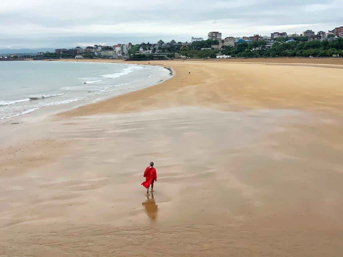 La gozada de disfrutar del Sardinero para ti solo… 
Eltomavistasdesantander.com