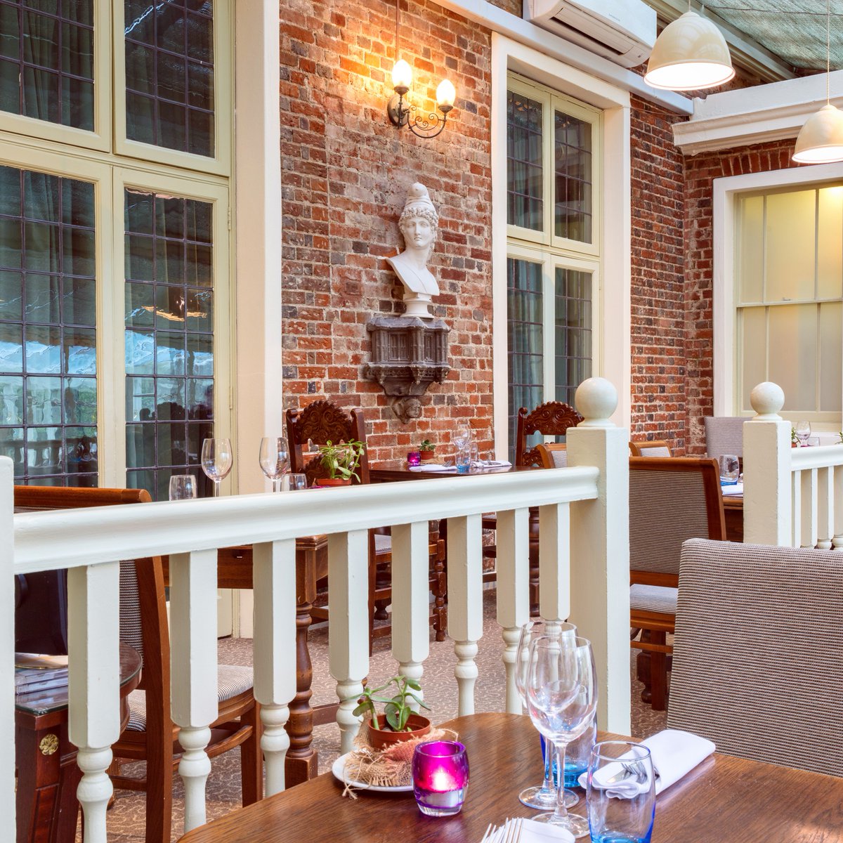 Spoil dad to a Father's Day at the Winchester Royal. Whether you want to enjoy a family Afternoon Tea or treat him to a delicious Sunday lunch, you can do so at the with us! Find out more: bit.ly/3t0bnMR

#winchesterroyal #castlebridgehospitality #winchester #fathersday